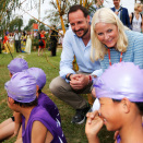 Kronprinsparet i møte med noen av barna som lærer å svømme i regi av Kirkens nødhjelp. Foto: Lise Åserud, NTB scanpix